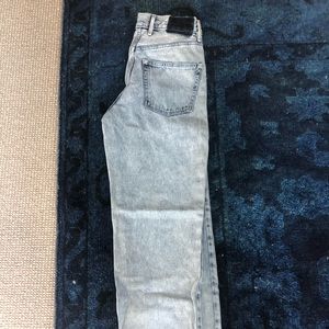Wilfred Free light wash jeans